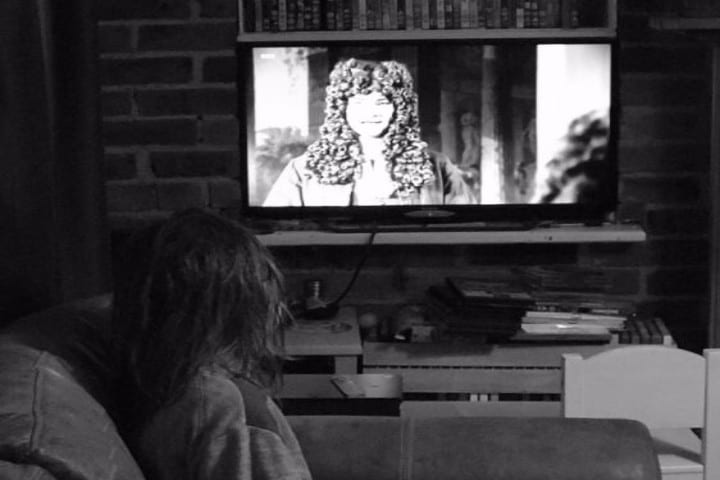 child_watching_tv