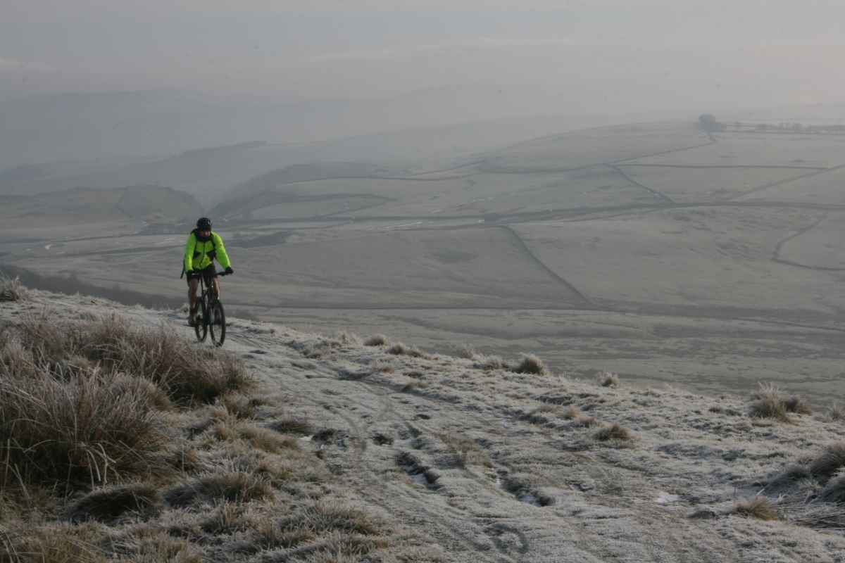 Cyclist in the Peak District 