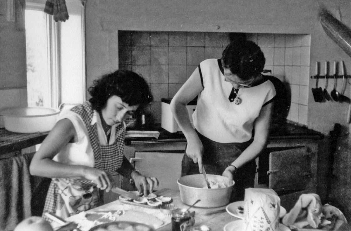 Hostellers cooking in the kitchen